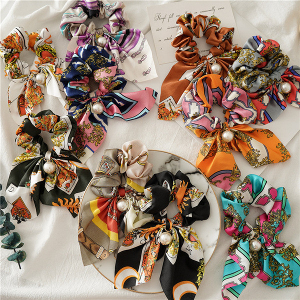 Aktuális függő hajgumi szaténból gyöngyházzal