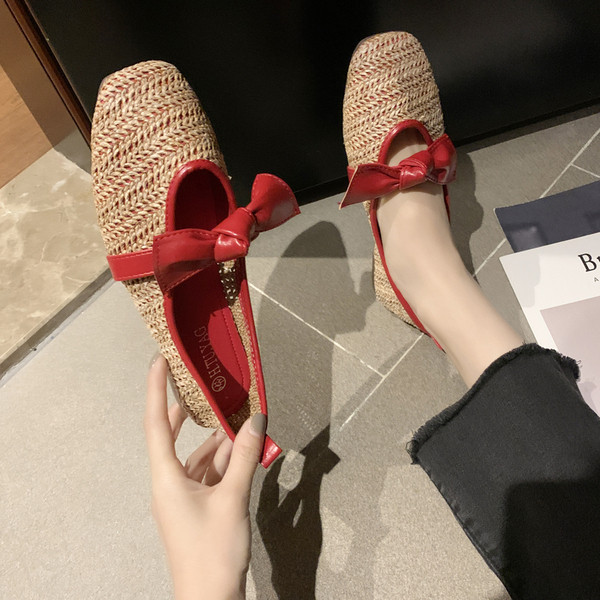 Sieviešu ikdienas apavi ar plakanu zoli un ādas lenti