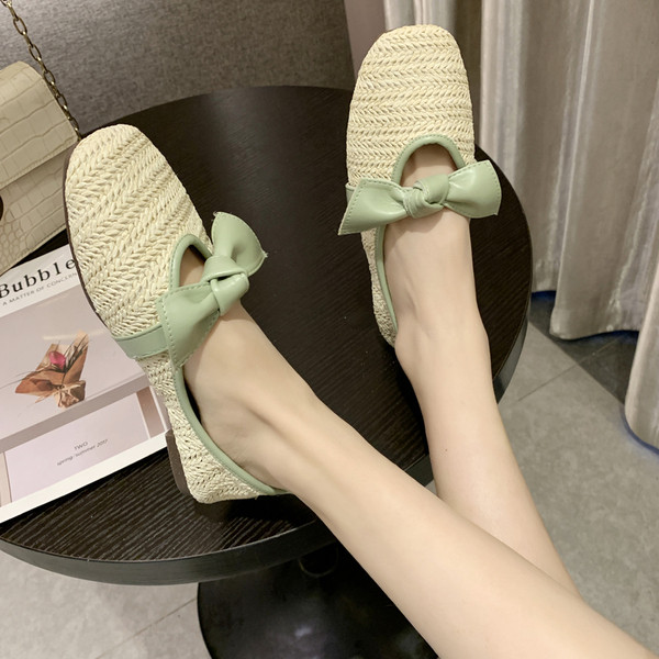 Sieviešu ikdienas apavi ar plakanu zoli un ādas lenti