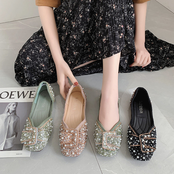 Modern női cipő lapos talppal és gyöngy elemmel