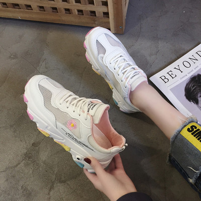 Női sportcipő új modellje színes talppal