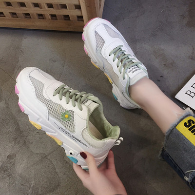 Női sportcipő új modellje színes talppal