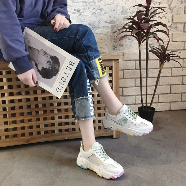 Női sportcipő új modellje színes talppal