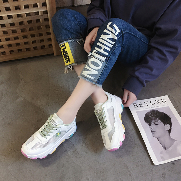 Női sportcipő új modellje színes talppal