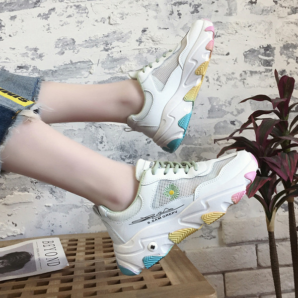 Női sportcipő új modellje színes talppal