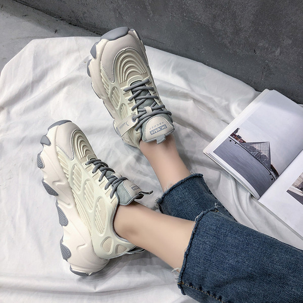 Női sportcipő magas durva talppal