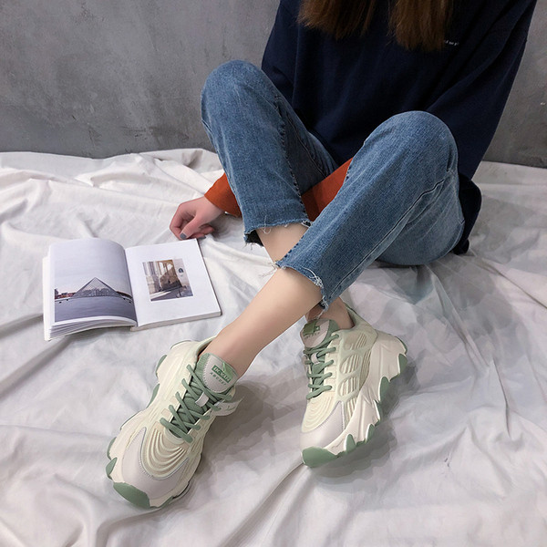 Női sportcipő magas durva talppal