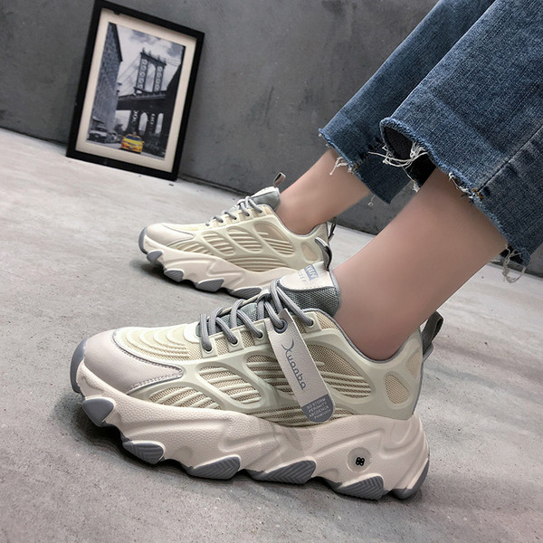 Női sportcipő magas durva talppal