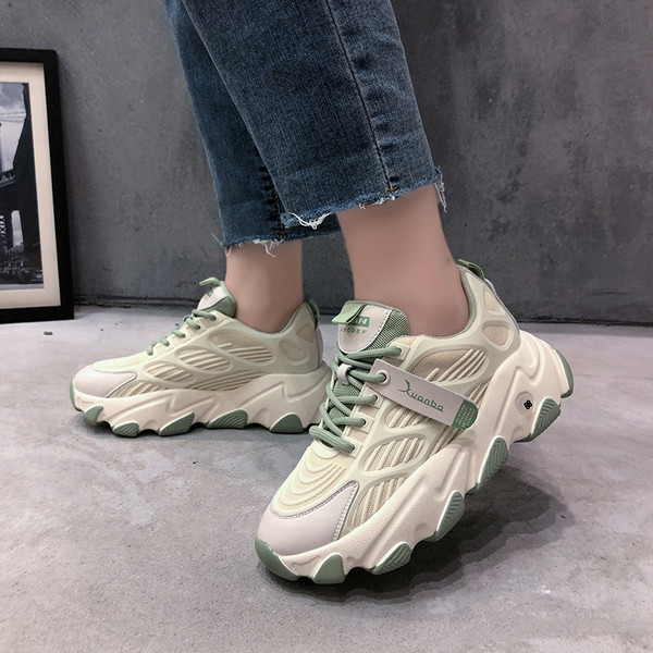 Női sportcipő magas durva talppal