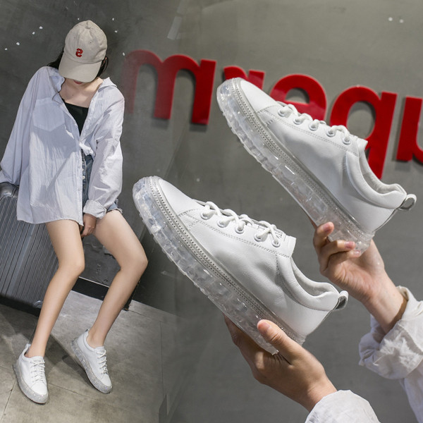 Modernas sieviešu kedas ar plakanu zoli no eko ādas