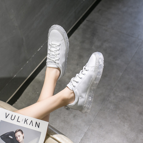 Modernas sieviešu kedas ar plakanu zoli no eko ādas