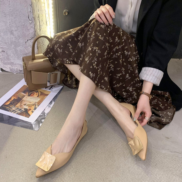 Ikdienas sieviešu apavu smails modelis ar metāla sprādzi