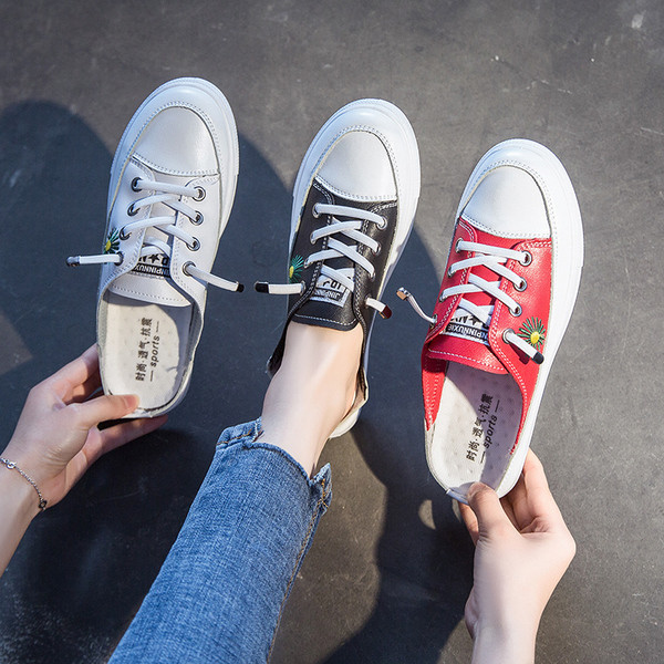 Eko bőrből készült alkalmi női tornacipő színes hímzéssel