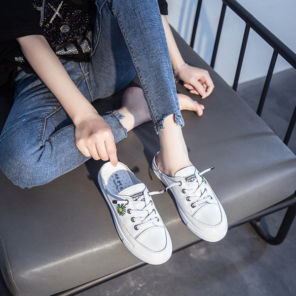 Eko bőrből készült alkalmi női tornacipő színes hímzéssel