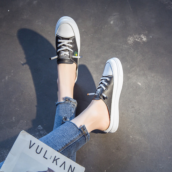 Eko bőrből készült alkalmi női tornacipő színes hímzéssel