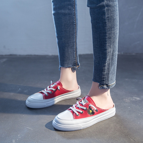 Eko bőrből készült alkalmi női tornacipő színes hímzéssel