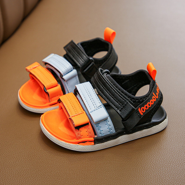 Ikdienas bērnu sandales ar uzrakstiem un uzlīmēm zēniem