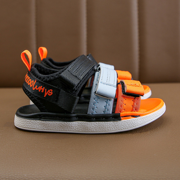 Ikdienas bērnu sandales ar uzrakstiem un uzlīmēm zēniem