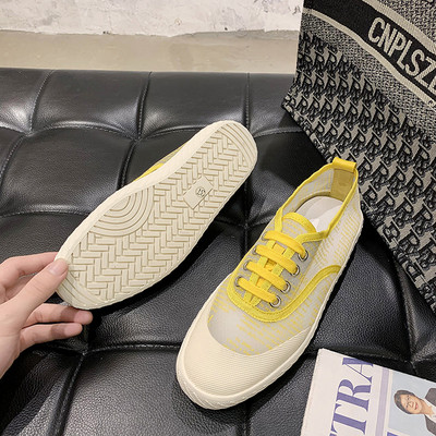 Sieviešu vasaras kedas ar plakanu zoli un sietu