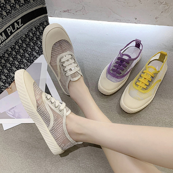 Sieviešu vasaras kedas ar plakanu zoli un sietu