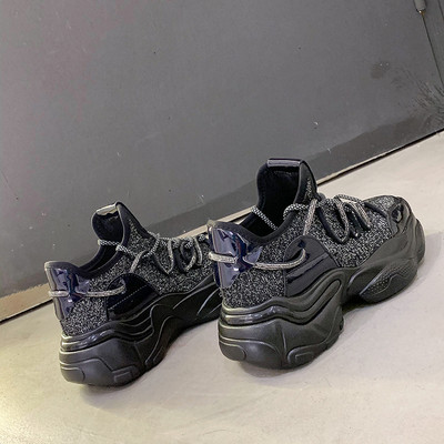 Jauns sieviešu kedu modelis ar augstu raupju zoli