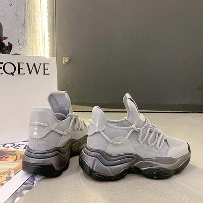 Jauns sieviešu kedu modelis ar augstu raupju zoli