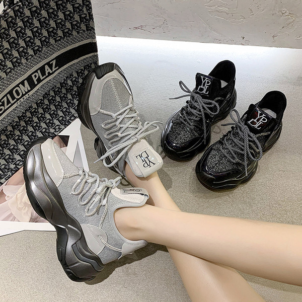 Jauns sieviešu kedu modelis ar augstu raupju zoli