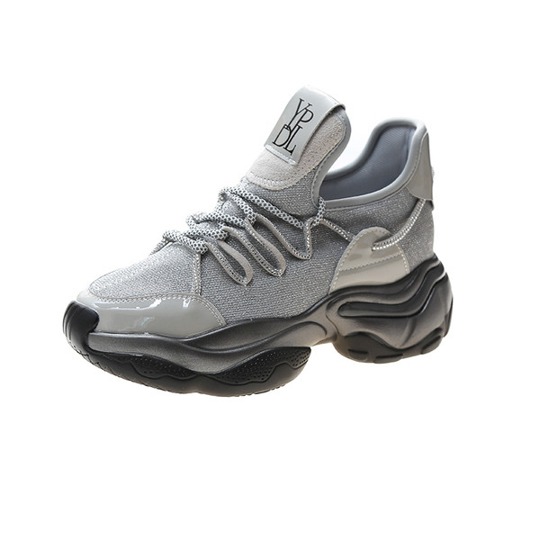 Jauns sieviešu kedu modelis ar augstu raupju zoli