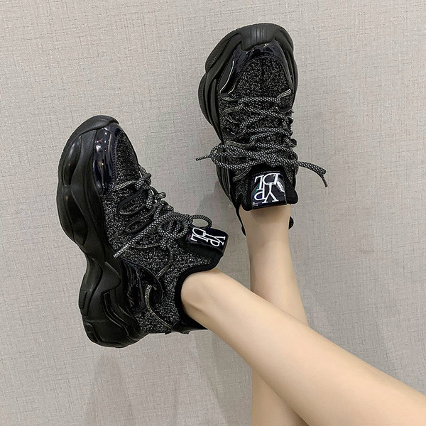 Jauns sieviešu kedu modelis ar augstu raupju zoli