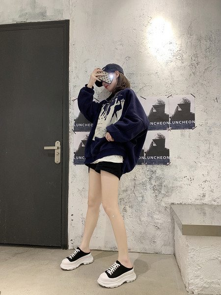 Sieviešu ādas kedas ar augstu plakanu zoli