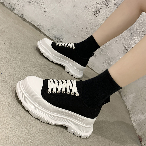 Sieviešu ādas kedas ar augstu plakanu zoli