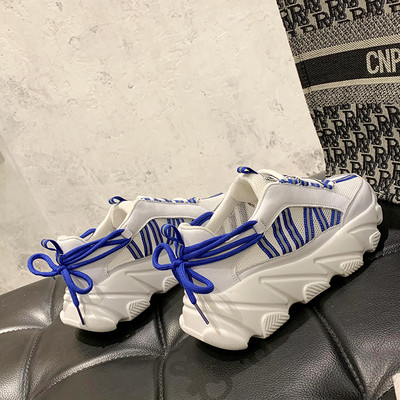 Sieviešu kedas ar augstām zolēm un krāsainām mežģīnēm