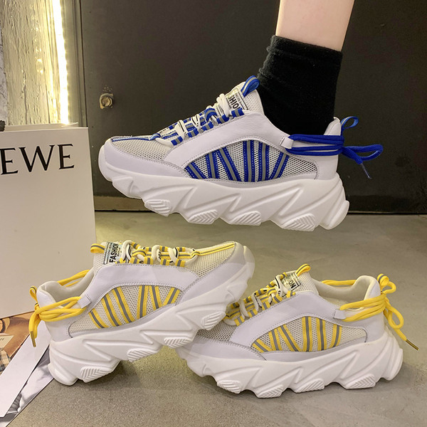 Sieviešu kedas ar augstām zolēm un krāsainām mežģīnēm