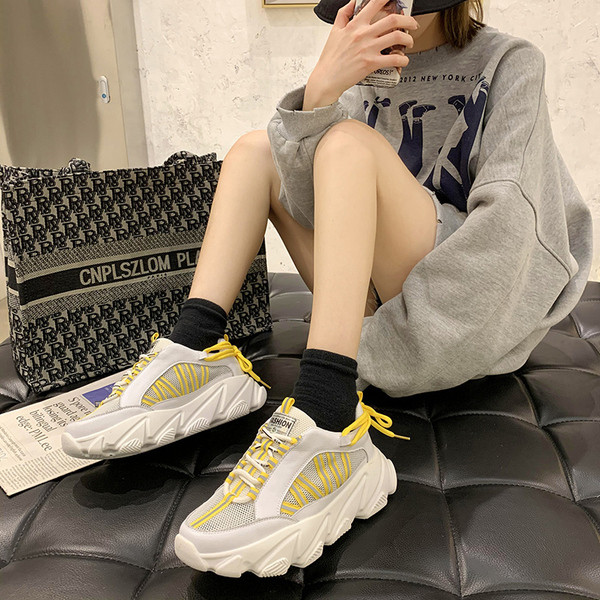 Sieviešu kedas ar augstām zolēm un krāsainām mežģīnēm