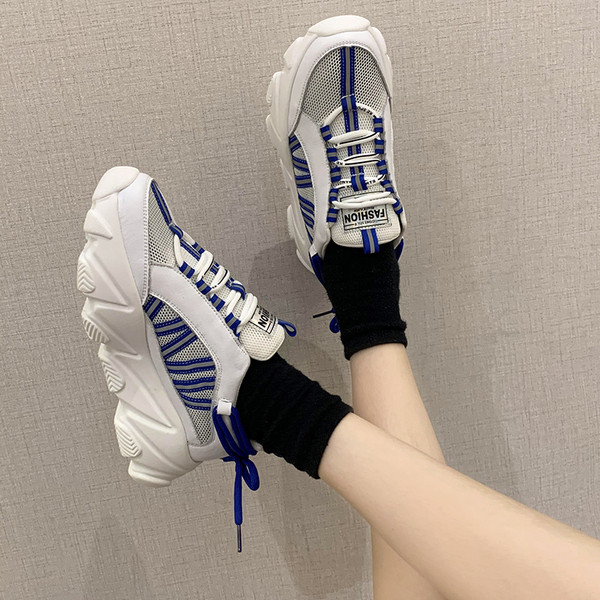 Sieviešu kedas ar augstām zolēm un krāsainām mežģīnēm