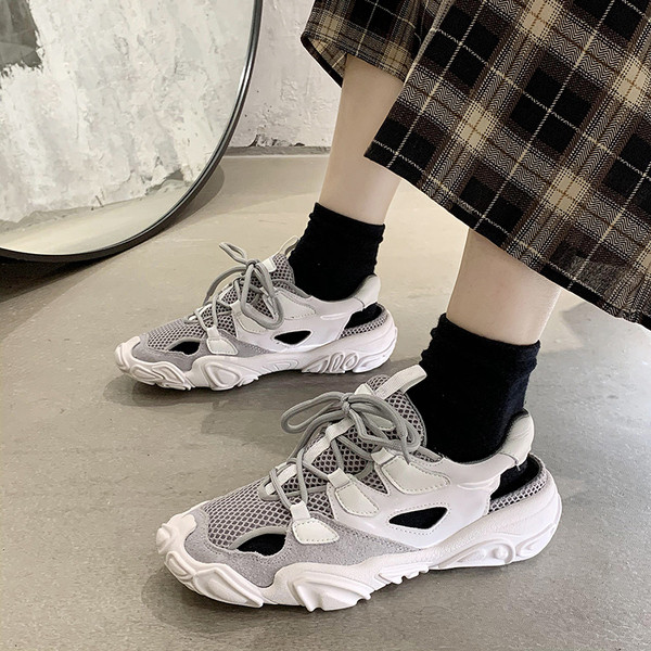 Tavaszi női tornacipő kivágásokkal