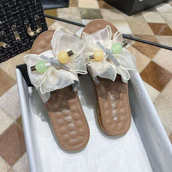 Ikdienas sieviešu čības ar plakanu zoli un zīmogu lenti