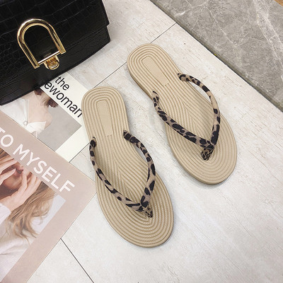 Ikdienas sieviešu čības vienkāršs modelis caur purngalu ar plakanu zoli