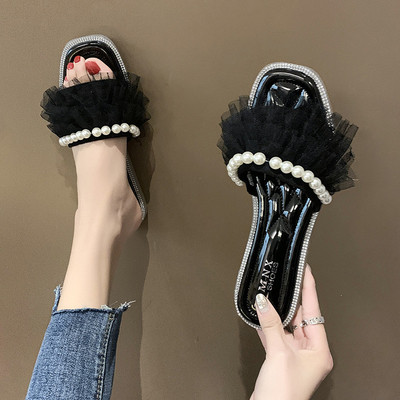 Modernas sieviešu čības ar plakanām zolēm, pērlēm un tillu