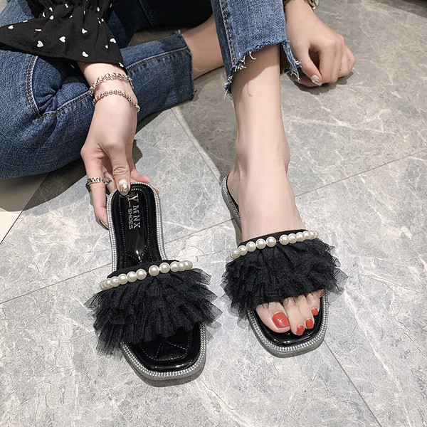 Modern női papucs lapos talppal, gyöngyből és tüllből