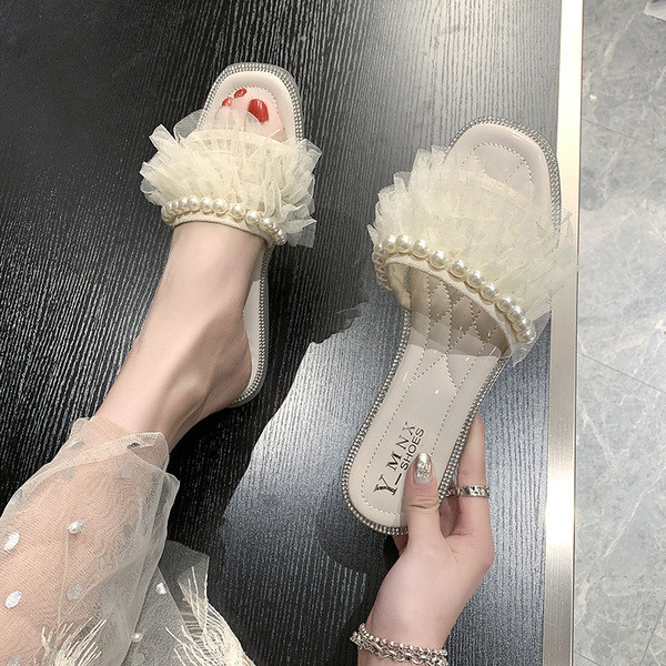 Modern női papucs lapos talppal, gyöngyből és tüllből