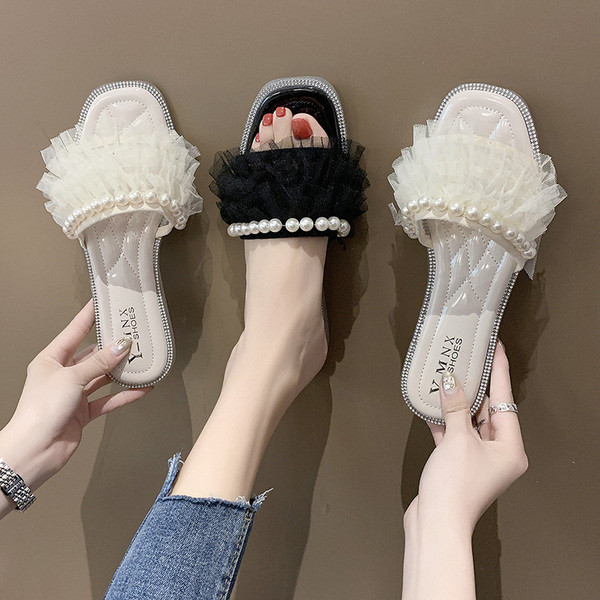 Modern női papucs lapos talppal, gyöngyből és tüllből