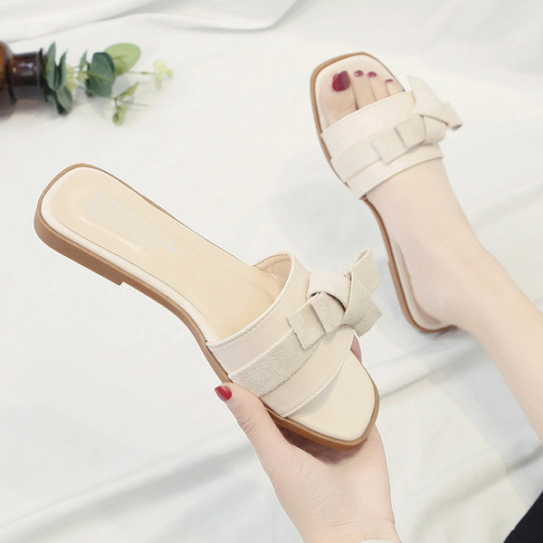 Bézs színű női papucs, lapos talppal, díszcsomóval