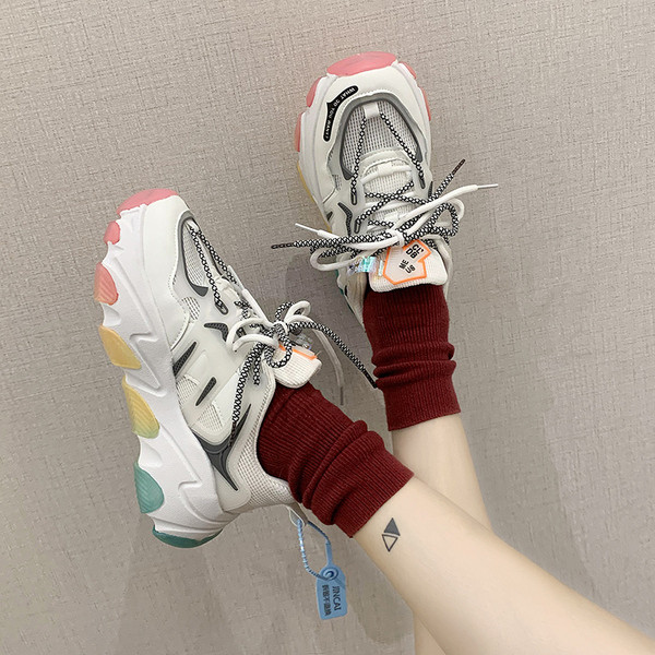 Naiste moodsad värvilise kõrge tallaga tossud