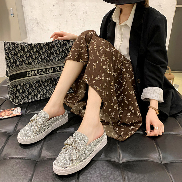 Sieviešu ikdienas pusatvērtas kurpes ar plakanu zoli un spīdīgu efektu