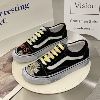 Női bőr tornacipő színes hímzéssel