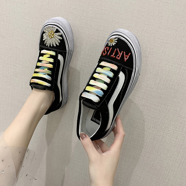 Női bőr tornacipő színes hímzéssel