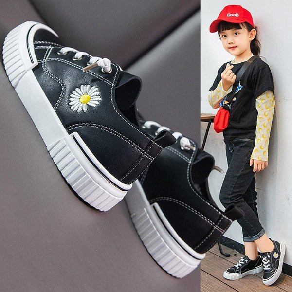 Alkalmi gyerekcipők hímzéssel és nyakkendővel lányoknak