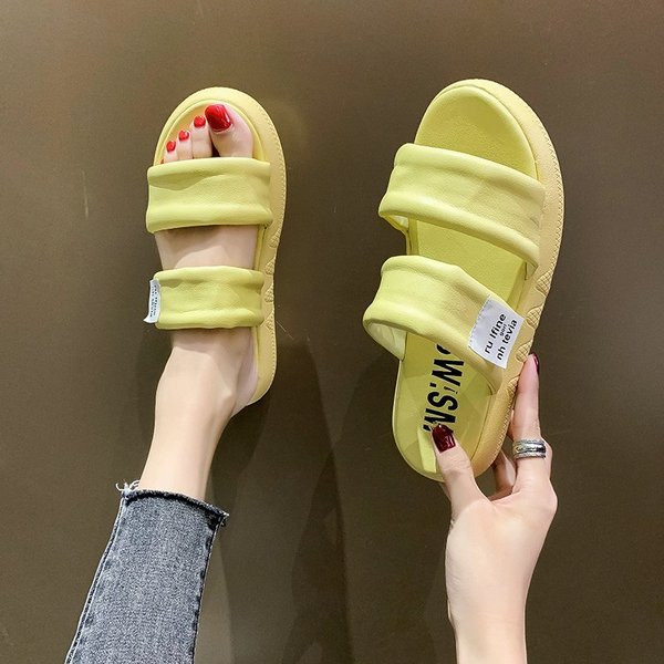 Alkalmi női papucs magas talppal, feliratokkal