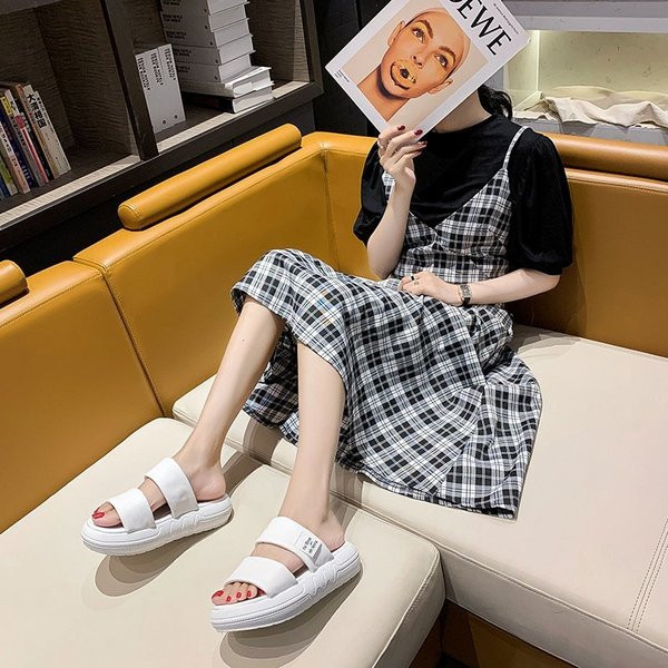 Alkalmi női papucs magas talppal, feliratokkal